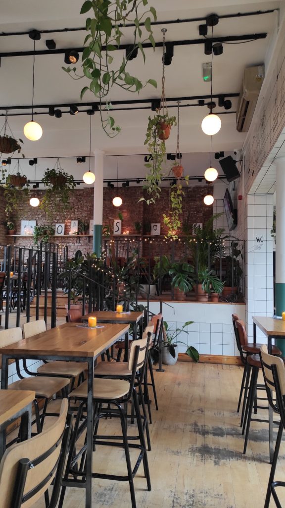 5 Pubs À Ne Pas Manquer Lors De Votre Prochaine Visite À Liverpool 10 Salle moderne avec tables de restaurant