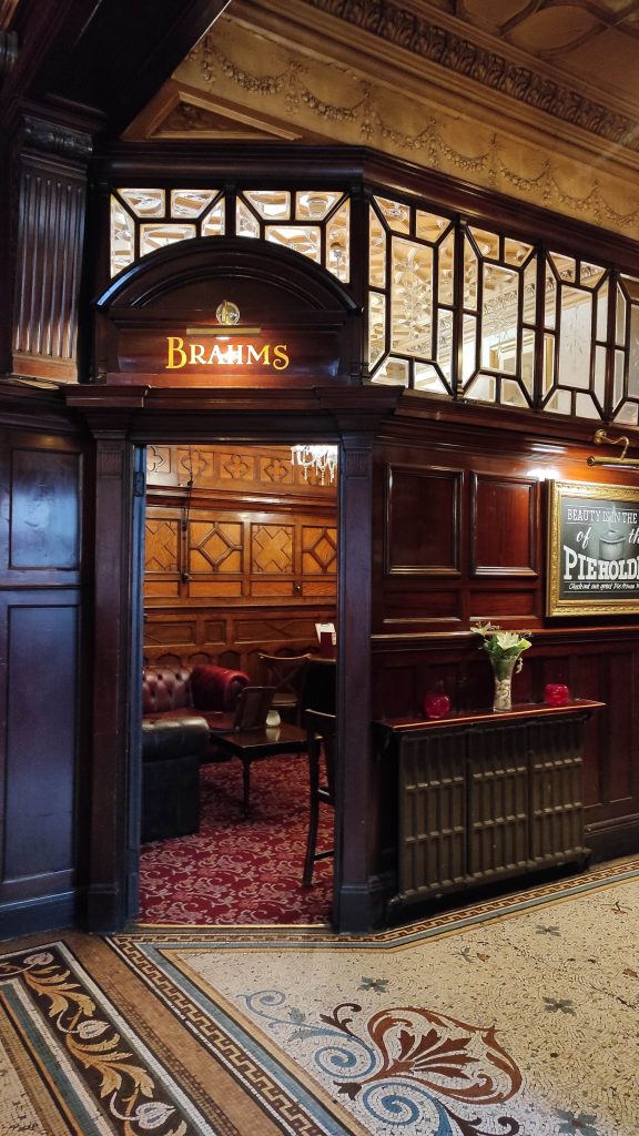 5 Pubs À Ne Pas Manquer Lors De Votre Prochaine Visite À Liverpool 5 Salon à l'intérieur du pub avec boiseries et mosaïques au sol