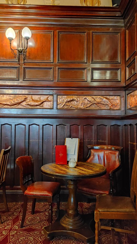 5 Pubs À Ne Pas Manquer Lors De Votre Prochaine Visite À Liverpool 6 Tables à l'intérieur du pub