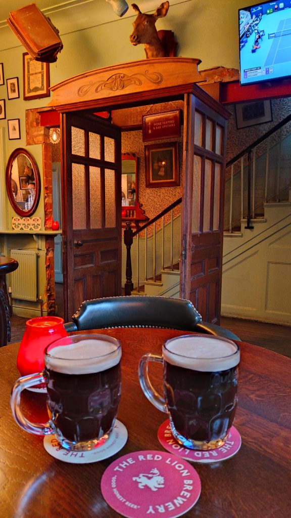 5 Pubs À Ne Pas Manquer Lors De Votre Prochaine Visite À Liverpool 7 Deux verres de bière sur une table dans un pub