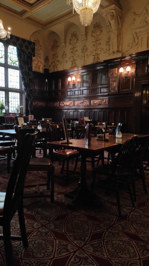 5 Pubs À Ne Pas Manquer Lors De Votre Prochaine Visite À Liverpool 4 Salle d'un pub richement décoré avec hauts plafonds et boiseries
