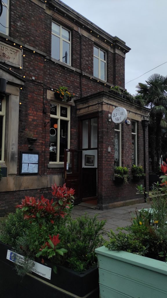 5 Pubs À Ne Pas Manquer Lors De Votre Prochaine Visite À Liverpool 9 Bâtiment en briques avec enseigne