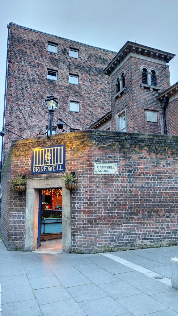 5 Pubs À Ne Pas Manquer Lors De Votre Prochaine Visite À Liverpool 11 Bâtiment en briques avec pancarte The Bridewell
