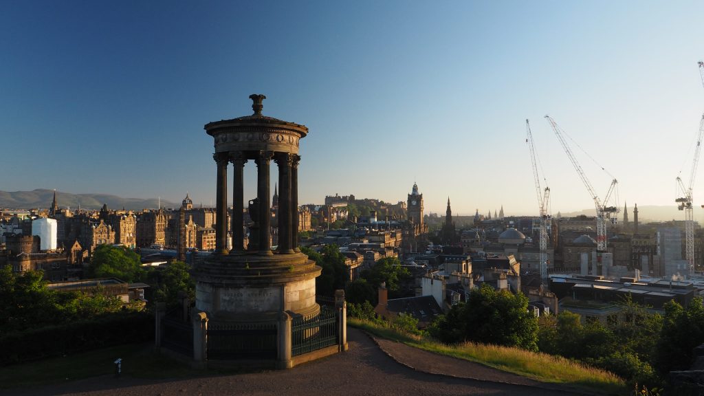 Photographier Édimbourg : mes meilleurs spots pour prendre vos plus beaux clichés 2 monument sur une colline avec vue étendue de la ville en fin de journée