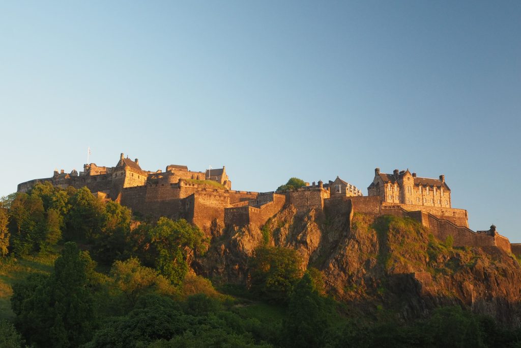Photographier Édimbourg : mes meilleurs spots pour prendre vos plus beaux clichés 7 château d'Édimbourg au coucher du soleil