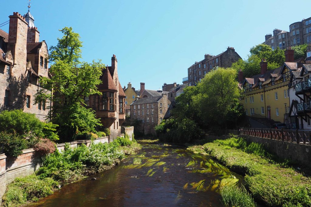 Photographier Édimbourg : mes meilleurs spots pour prendre vos plus beaux clichés 12 Rivière bordée de bâtiments en pierres, meilleur spot photo à Édimbourg pour Dean Village