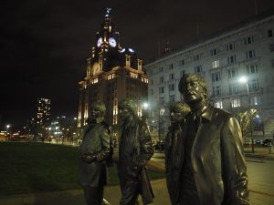 Statues des Beatles, John Lennon, Paul McCartney, Ringo Starr et George Harrison sur les docks à Liverpool, de nuit.