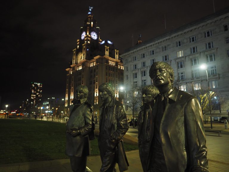 Statues des Beatles, John Lennon, Paul McCartney, Ringo Starr et George Harrison sur les docks à Liverpool, de nuit.