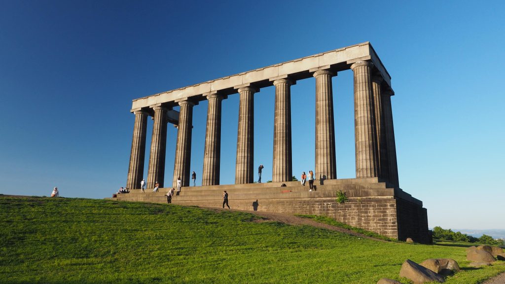 Photographier Édimbourg : mes meilleurs spots pour prendre vos plus beaux clichés 4 Monument de type Panthéon grec sur une colline verdoyante