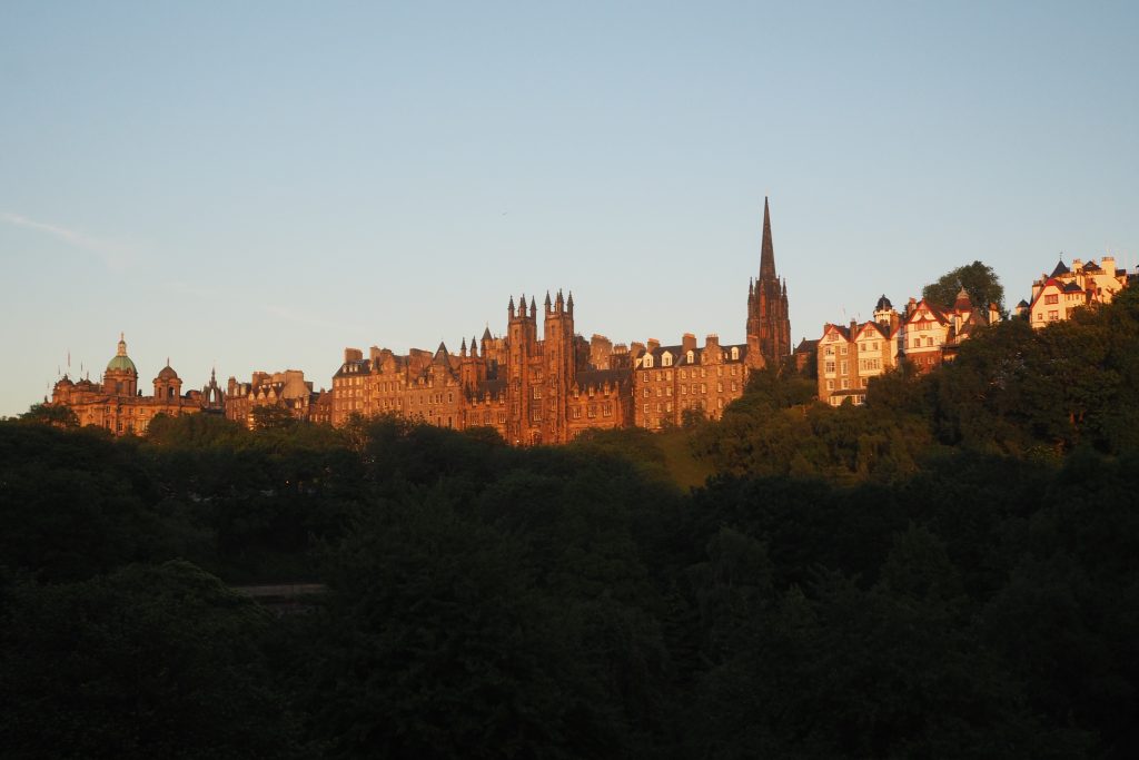 Photographier Édimbourg : mes meilleurs spots pour prendre vos plus beaux clichés 6 vue d'une ville au coucher du soleil