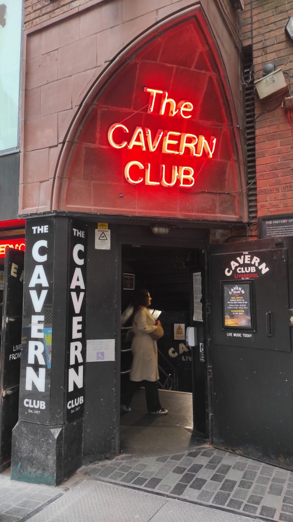 5 Pubs À Ne Pas Manquer Lors De Votre Prochaine Visite À Liverpool 3 Entrée du club depuis la rue avec le néon CAVERN CLUB devant