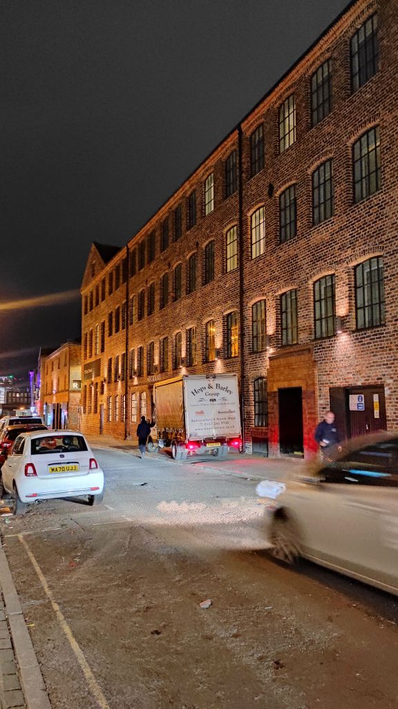 The Resident Liverpool : l'Hôtel Parfait Pour Votre Séjour à Liverpool 3 rue de nuit avec bâtiments en briques et voitures