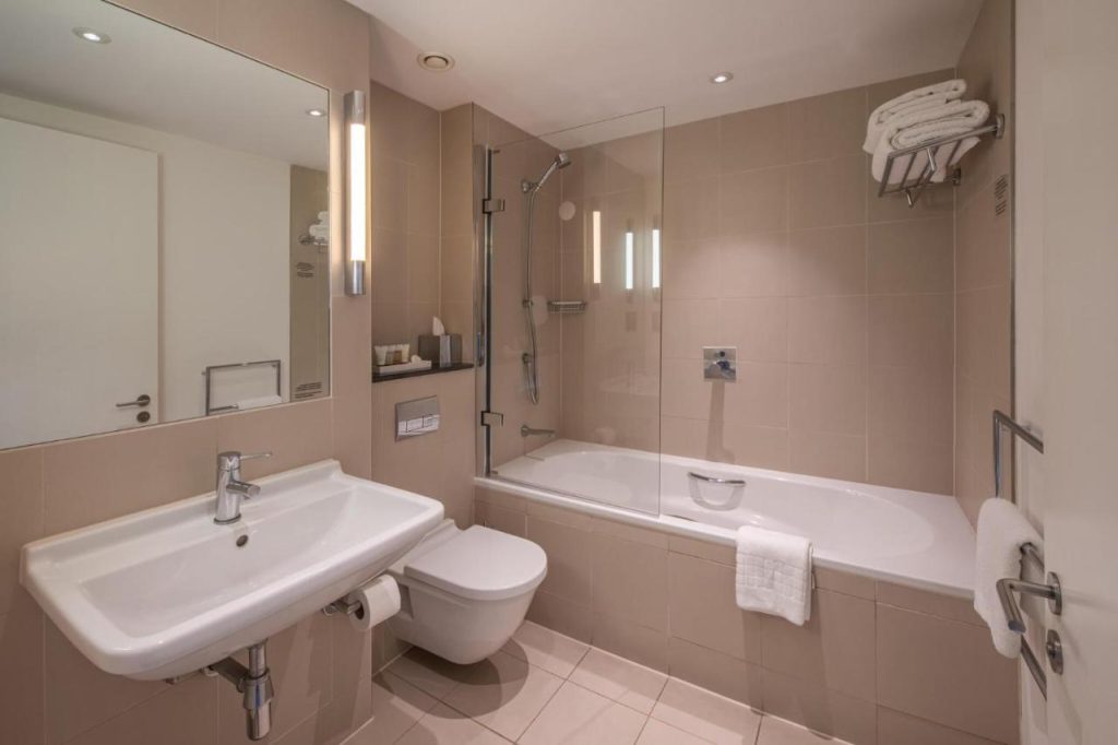 The Resident Liverpool : l'Hôtel Parfait Pour Votre Séjour à Liverpool 5 salle de bain avec baignoire lavabo et toilettes