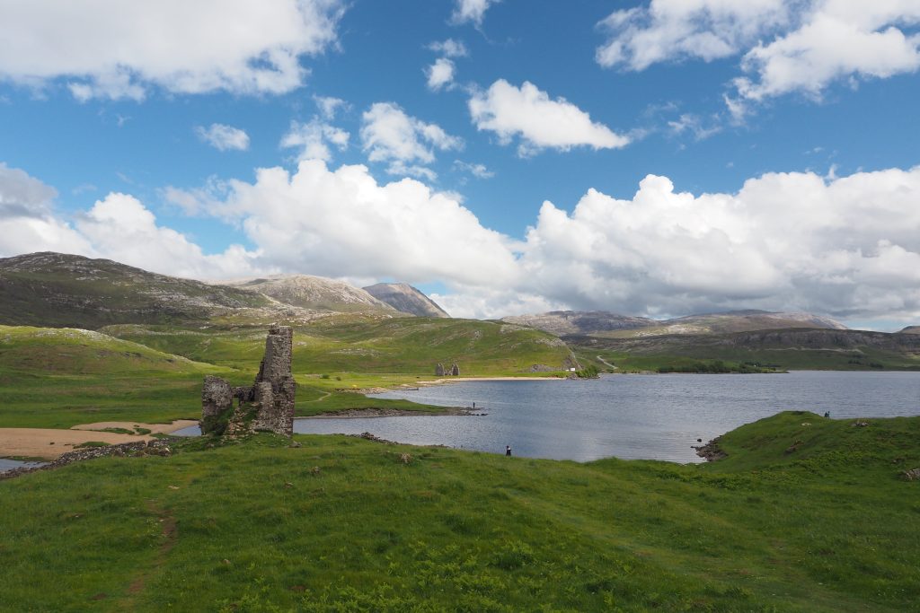 Organiser Un Road Trip sur La North Coast 500 : Itinéraire, Étapes et Conseils Pratiques 11 ardveck castle
