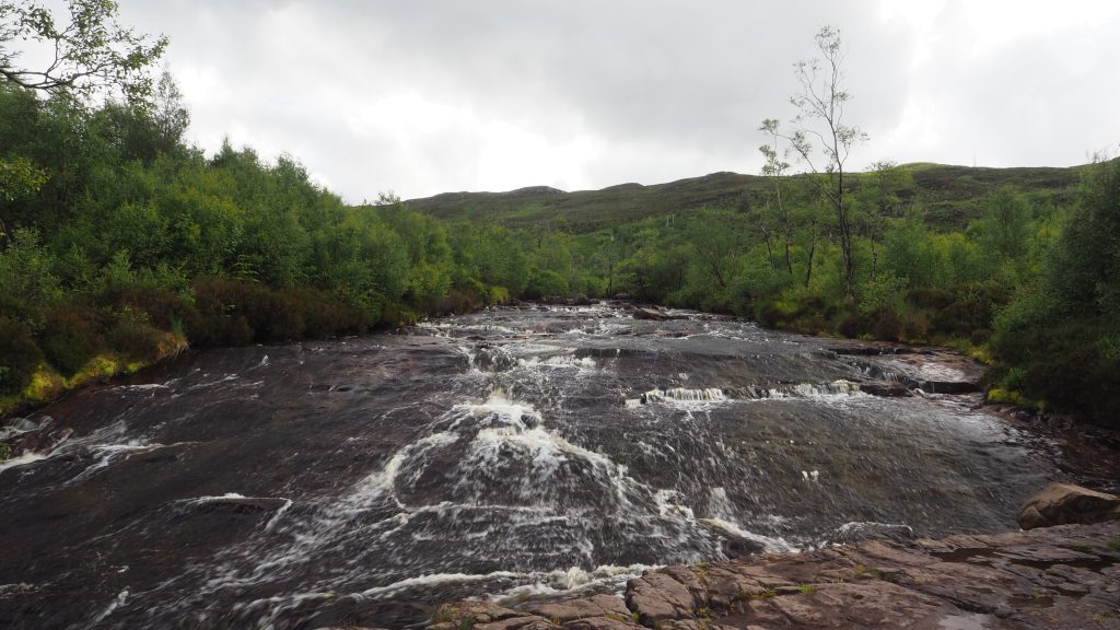 Organiser Un Road Trip sur La North Coast 500 : Itinéraire, Étapes et Conseils Pratiques 7 chute d'eau qui forme une rivière