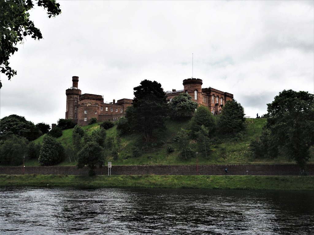 Organiser Un Road Trip sur La North Coast 500 : Itinéraire, Étapes et Conseils Pratiques 4 château en pierres rouges d'Inverness la capitale des Highlands