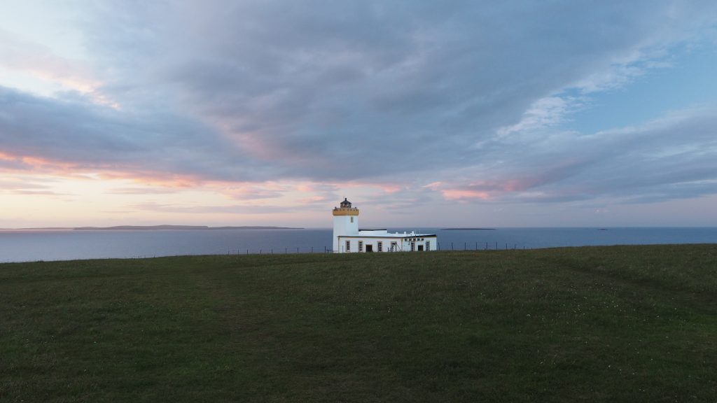 Organiser Un Road Trip sur La North Coast 500 : Itinéraire, Étapes et Conseils Pratiques 21 Phare de Duncansby au coucher du soleil