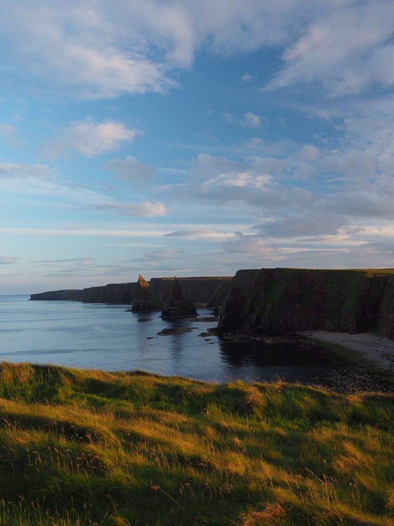 Organiser Un Road Trip sur La North Coast 500 : Itinéraire, Étapes et Conseils Pratiques 22 Pics rocheux dans le mer avec falaises au coucher du soleil