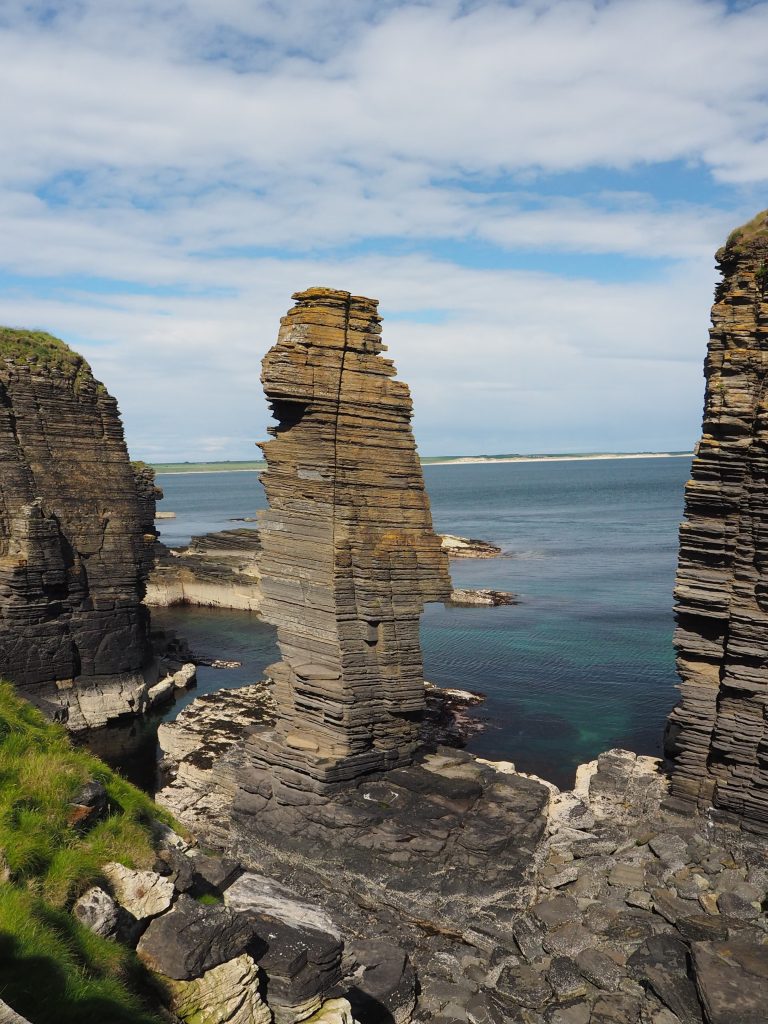 Organiser Un Road Trip sur La North Coast 500 : Itinéraire, Étapes et Conseils Pratiques 25 Formation rocheuse à Wick