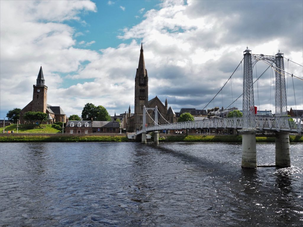 Organiser Un Road Trip sur La North Coast 500 : Itinéraire, Étapes et Conseils Pratiques 3 églises et pont au dessus de la rivière à Inverness
