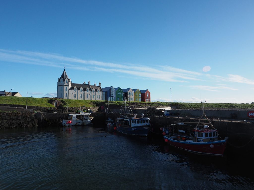 Organiser Un Road Trip sur La North Coast 500 : Itinéraire, Étapes et Conseils Pratiques 24 Petit port de pêche et maisons colorées à John O'Groats