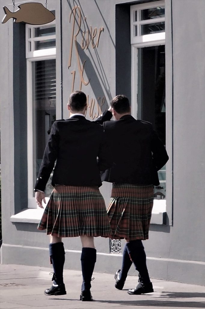 Organiser Un Road Trip sur La North Coast 500 : Itinéraire, Étapes et Conseils Pratiques 30 Deux hommes en kilt et costumes traditionnels écossais