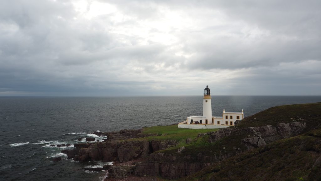 Organiser Un Road Trip sur La North Coast 500 : Itinéraire, Étapes et Conseils Pratiques 31 Phare en Écosse