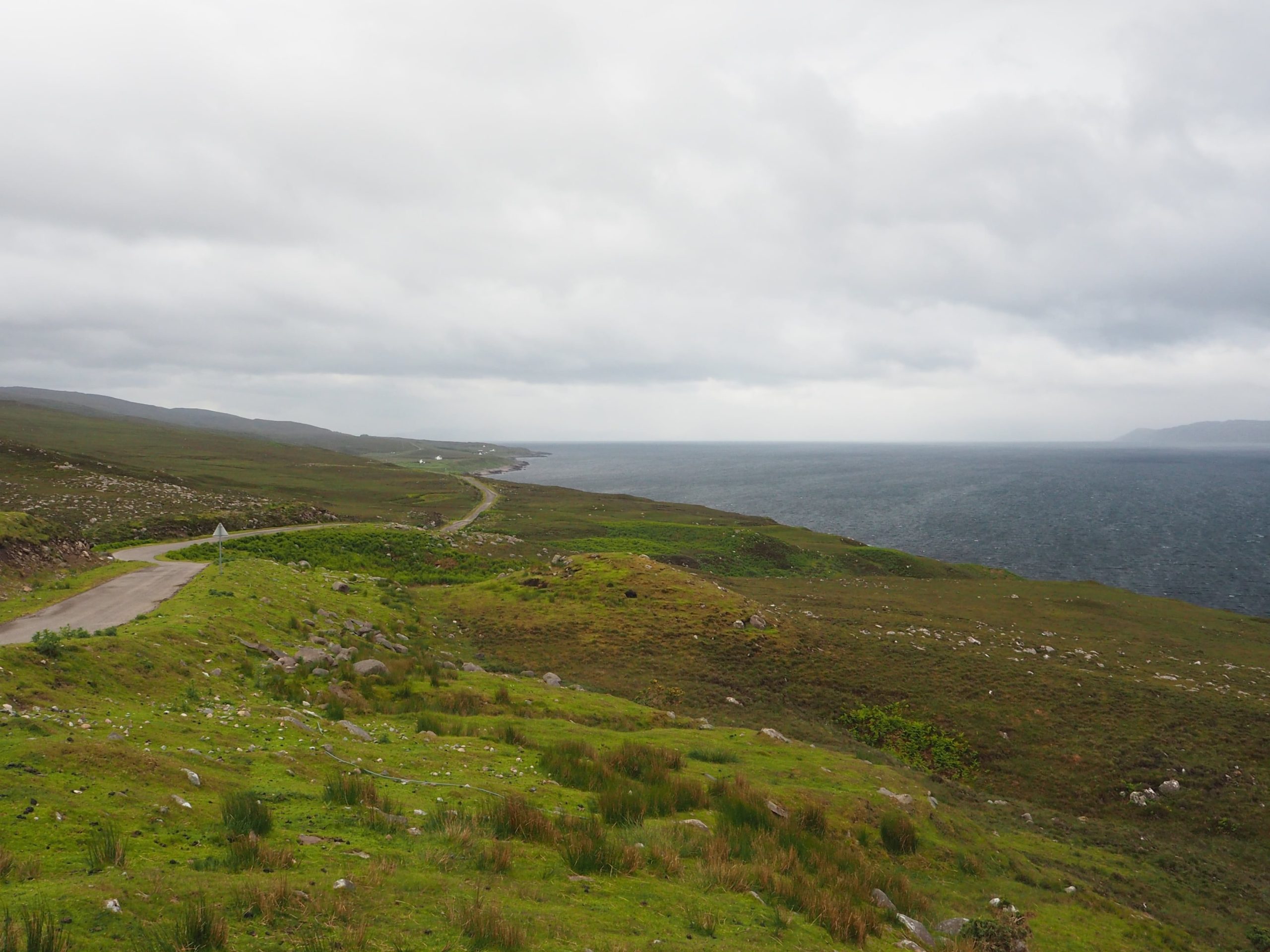 Organiser Un Road Trip sur La North Coast 500 : Itinéraire, Étapes et Conseils Pratiques 27 Route étroite en Écosse sur la North Coast 500