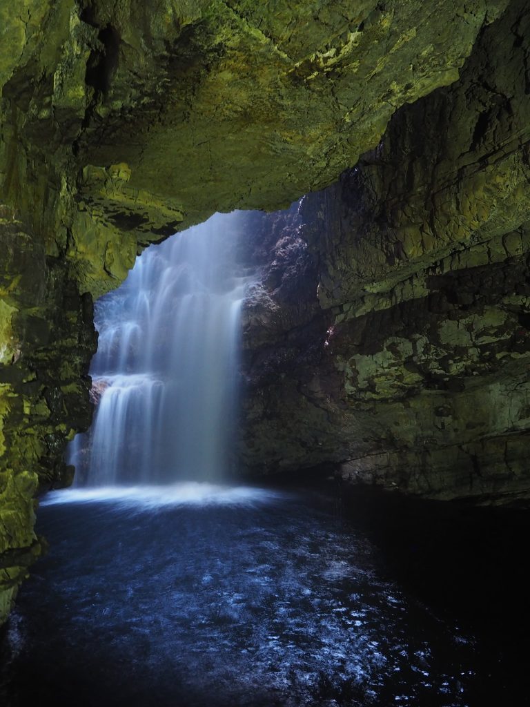 Organiser Un Road Trip sur La North Coast 500 : Itinéraire, Étapes et Conseils Pratiques 18 cascade dans la grotte de Smoo Cave