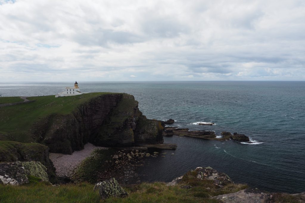 Organiser Un Road Trip sur La North Coast 500 : Itinéraire, Étapes et Conseils Pratiques 13 phare sur la falaise à la péninsule de stoer