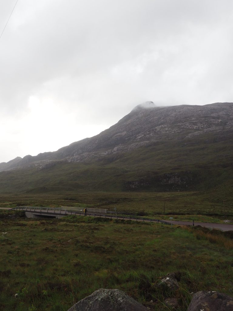 Organiser Un Road Trip sur La North Coast 500 : Itinéraire, Étapes et Conseils Pratiques 9 colline dans la brume