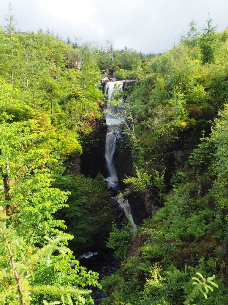 Organiser Un Road Trip sur La North Coast 500 : Itinéraire, Étapes et Conseils Pratiques 8 cascade