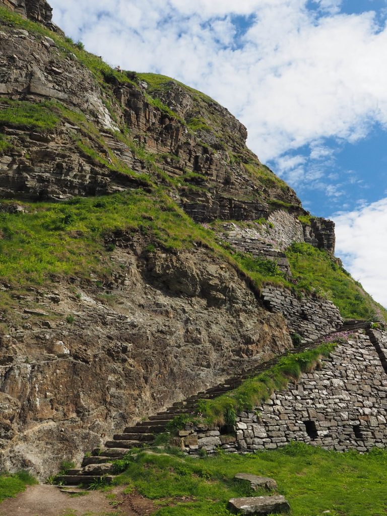 Organiser Un Road Trip sur La North Coast 500 : Itinéraire, Étapes et Conseils Pratiques 26 Escaliers creusés dans la pierre de Whaligoe steps