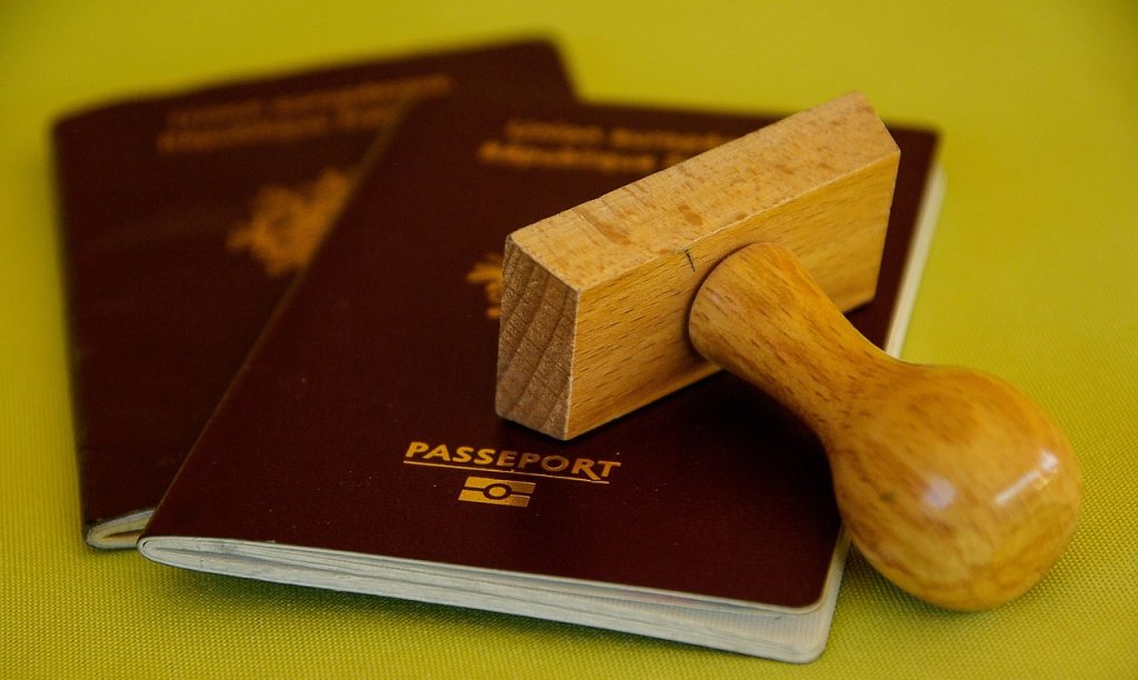 Voyager au Royaume-Uni en 2026 : Les Infos Pratiques à Connaître Avant de Partir 2 passeport avec tampon posé dessus pour voyager au royaume-uni