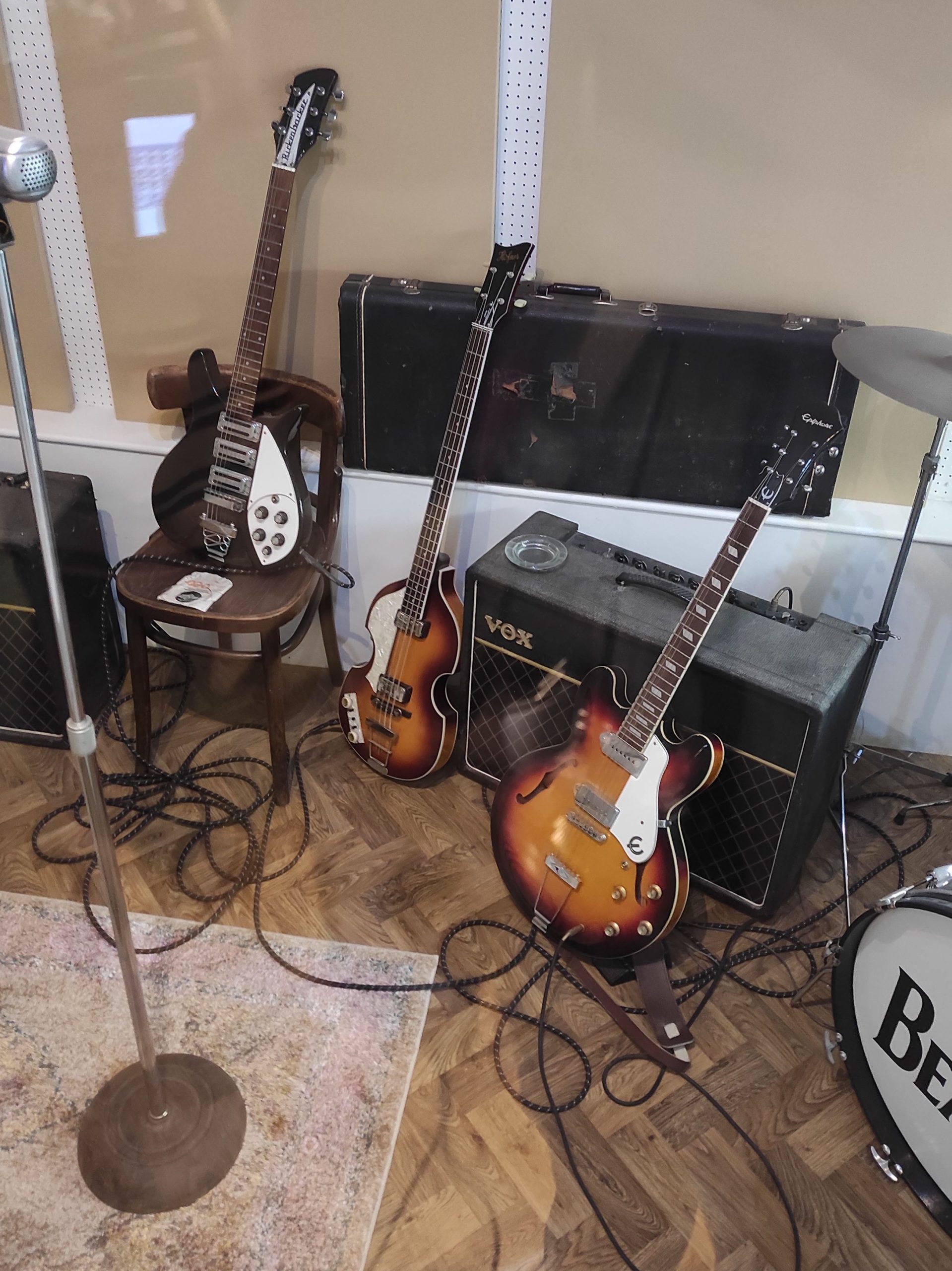 Liverpool et les Beatles : musées, visites, et lieux emblématiques à ne pas manquer 10 L'histoire de Liverpool et les Beatles est présentée au musée the Beatles Story. Les photos représentent différentes scènes et objets de leur parcours : les instruments utilisés sur certaines chansons en studio (basse, guitares et batterie), scène du club cavern, extrait de presse encadré au mur.
