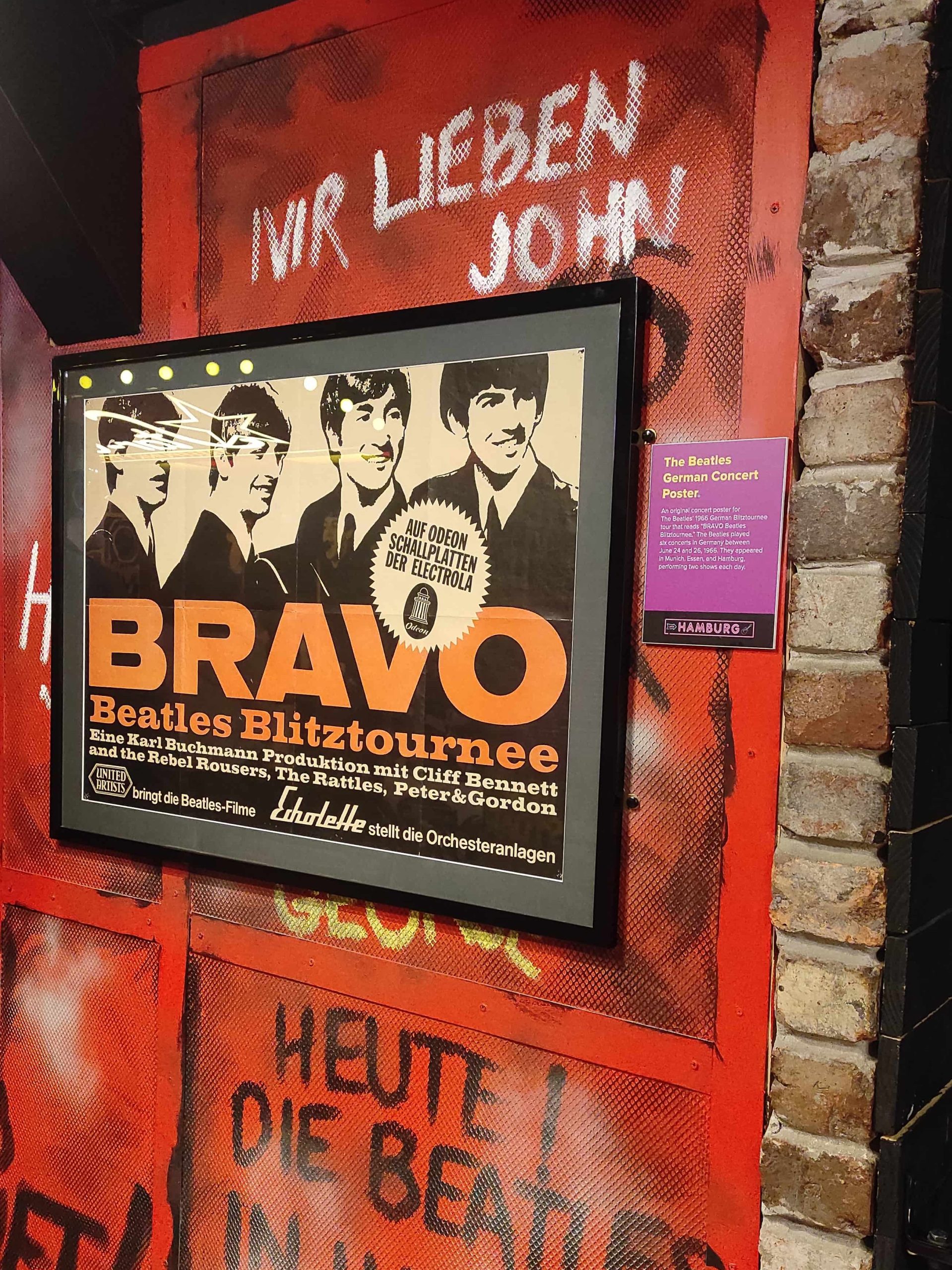 Liverpool et les Beatles : musées, visites, et lieux emblématiques à ne pas manquer 9 L'histoire de Liverpool et les Beatles est présentée au musée the Beatles Story. Les photos représentent différentes scènes et objets de leur parcours : les instruments utilisés sur certaines chansons en studio (basse, guitares et batterie), scène du club cavern, extrait de presse encadré au mur.