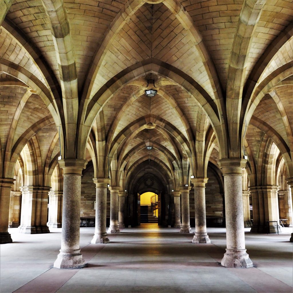 3 circuits parfaits pour visiter Glasgow le temps d'un long weekend 11 voûtes en pierre qui sont alignées avec une porte ouverte au fond qui s'ouvre sur une lumière jaune