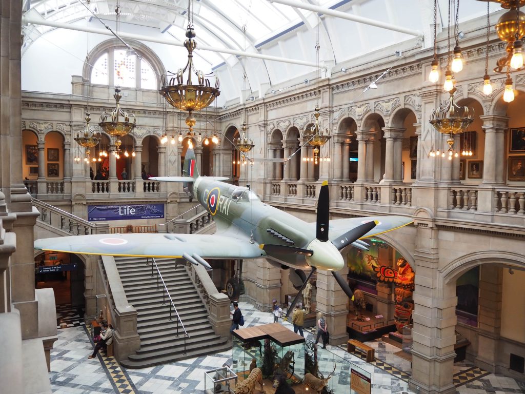 3 circuits parfaits pour visiter Glasgow le temps d'un long weekend 5 Arcades en pierre avec avion suspendu et toit verrière. Grand escalier central.