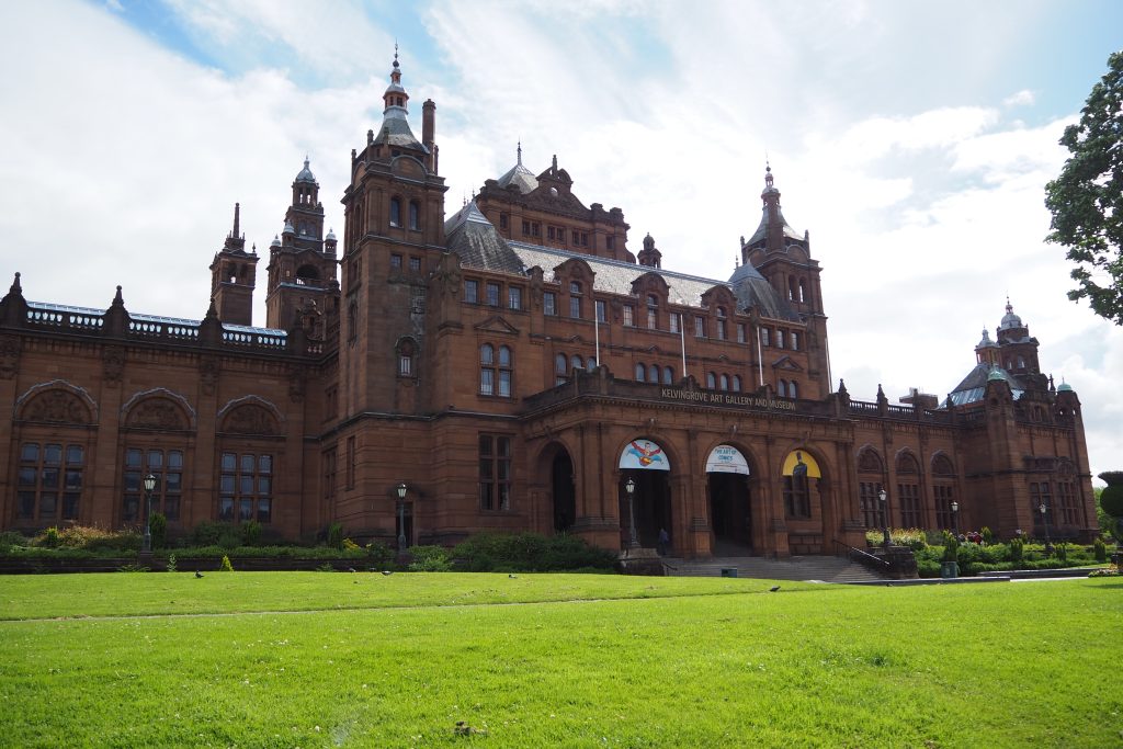 3 circuits parfaits pour visiter Glasgow le temps d'un long weekend 4 Vue de l'entrée du musée Kelvingrove depuis le Kelvingrove parc