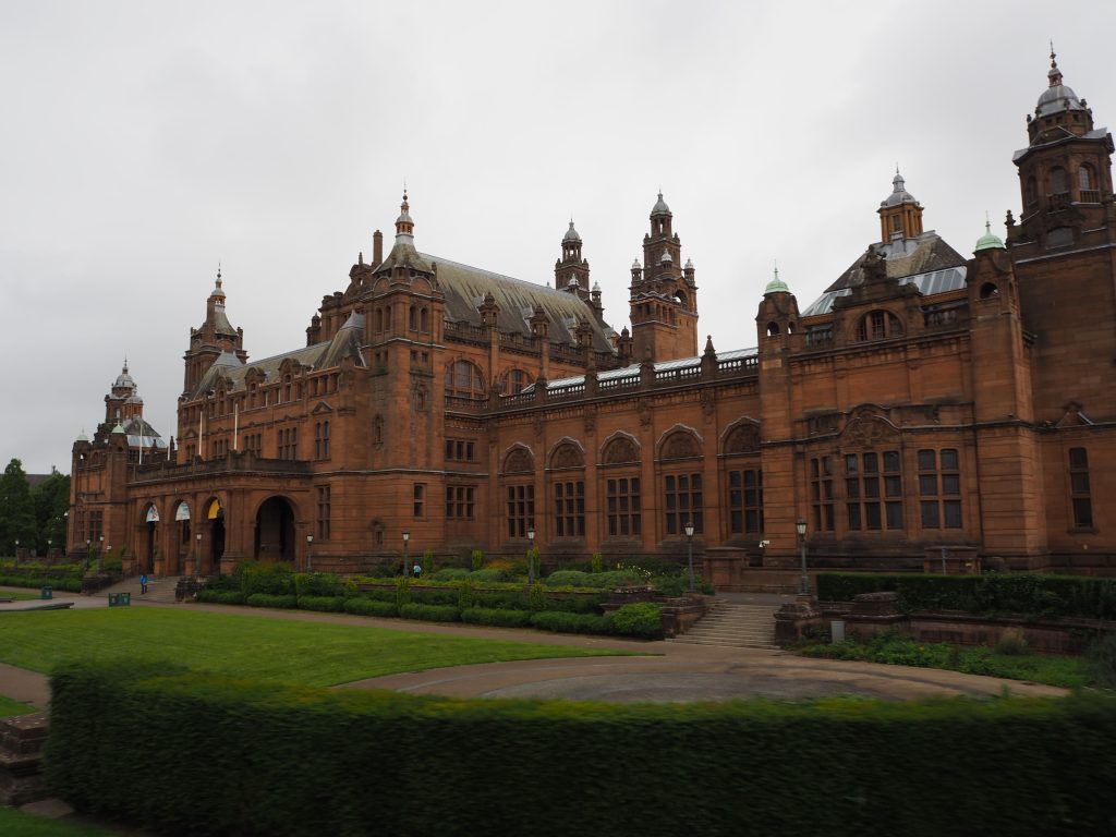 3 circuits parfaits pour visiter Glasgow le temps d'un long weekend 3 musée et galerie d'art Kelvingrove art gallery de Glasgow. Grand bâtiment en pierres rouge avec tourelles et arcades.