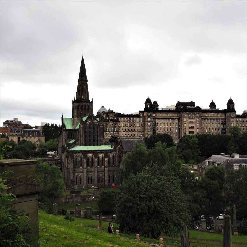 3 circuits parfaits pour visiter Glasgow le temps d'un long weekend 14 Vue sur la cathédrale depuis le cimetière à l'arrière sur une colline verdoyante
