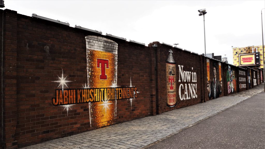 3 circuits parfaits pour visiter Glasgow le temps d'un long weekend 22 Mur de street art de la brasserie Tennent
