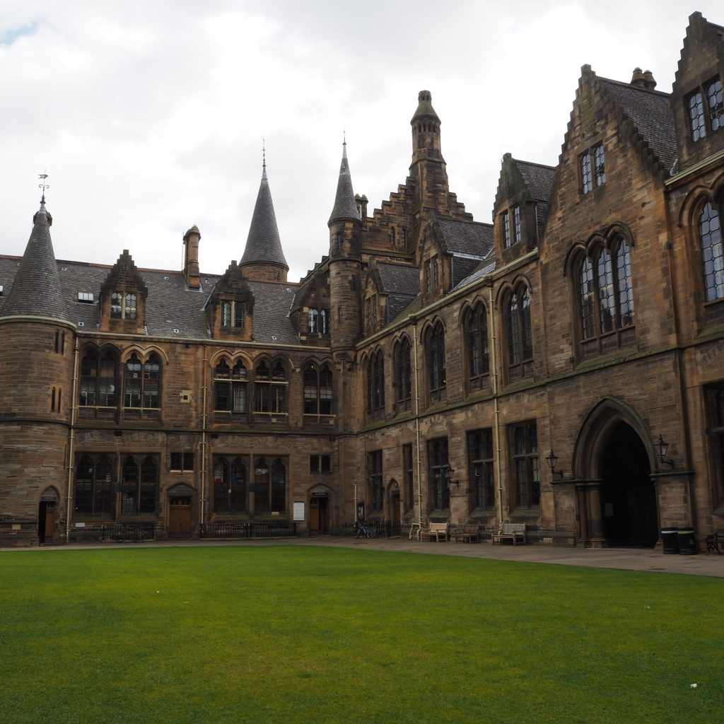 3 circuits parfaits pour visiter Glasgow le temps d'un long weekend 10 Une des cours intérieures de l'Université avec bâtiments en pierres et gazon tondu au centre