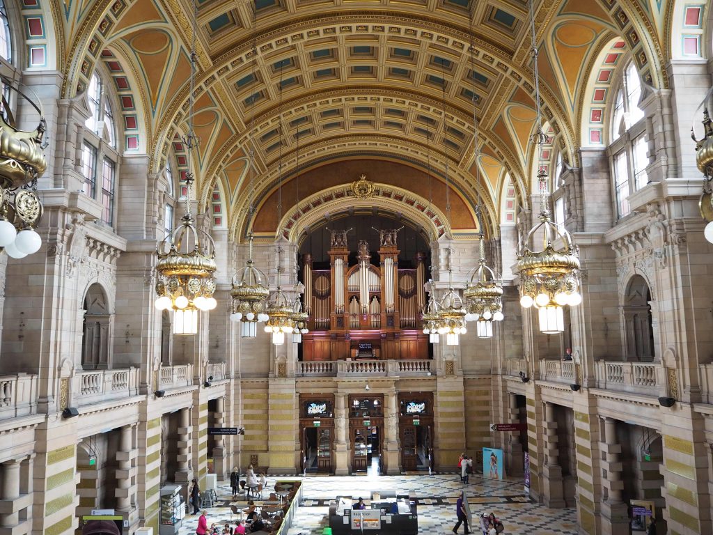 3 circuits parfaits pour visiter Glasgow le temps d'un long weekend 8 Grande pièce avec arcades et toit vouté en pierre blanche. Grandes fenêtres sur les côtés et orgue au fond.