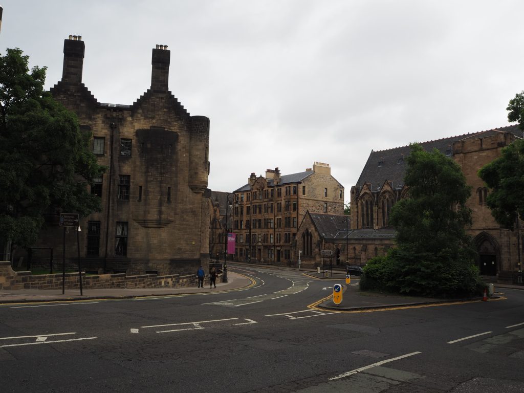 3 circuits parfaits pour visiter Glasgow le temps d'un long weekend 2 photo d'une rue de glasgow avec des batiments en briques et en pierre