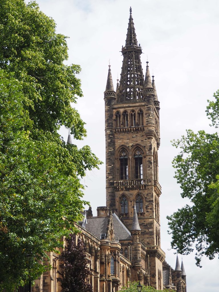 3 circuits parfaits pour visiter Glasgow le temps d'un long weekend 9 Tour en pierre brune avec clocher en dentelle.
