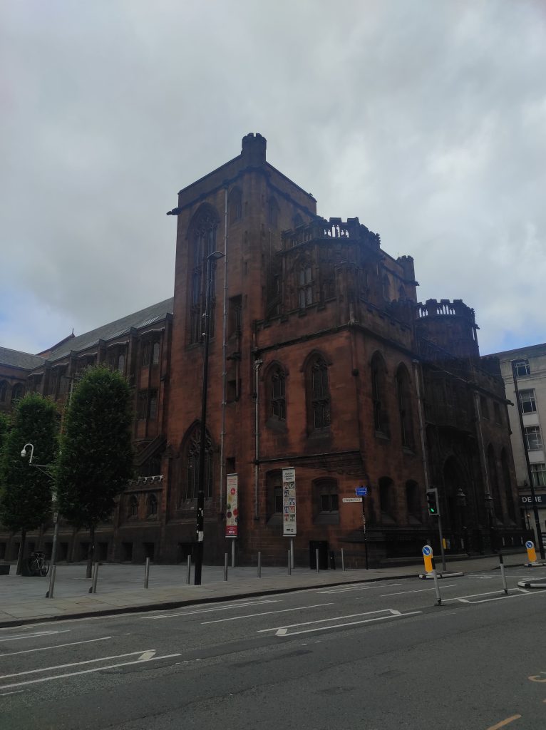 4 musées à Manchester à découvrir absolument sans débourser un centime 13 John Rylands Library de l'extérieur. Grand bâtiment en grès rouge de style cathédrale.