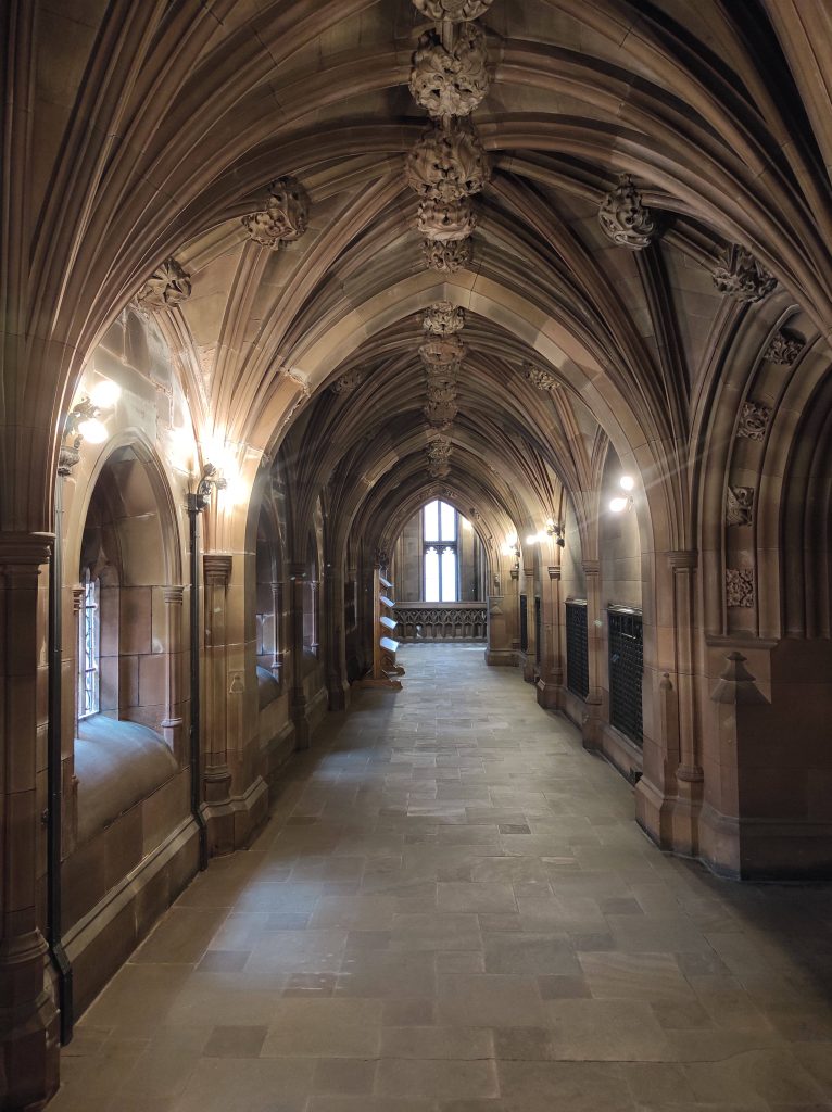 4 musées à Manchester à découvrir absolument sans débourser un centime 15 Couloir en pierre grises avec grandes voutes et vitraux.