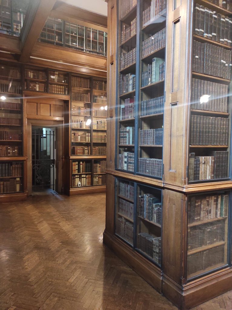 4 musées à Manchester à découvrir absolument sans débourser un centime 16 Grandes bibliothèques en bois remplies de livres anciens.