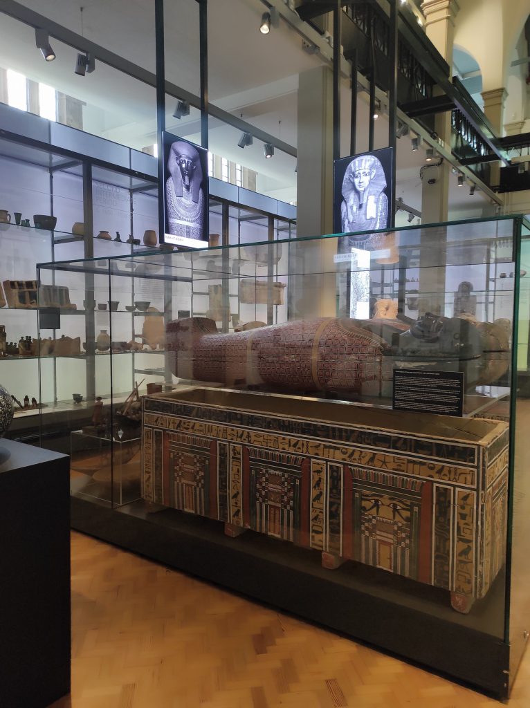4 musées à Manchester à découvrir absolument sans débourser un centime 12 Grande pièce avec objets exposés dans des vitrines